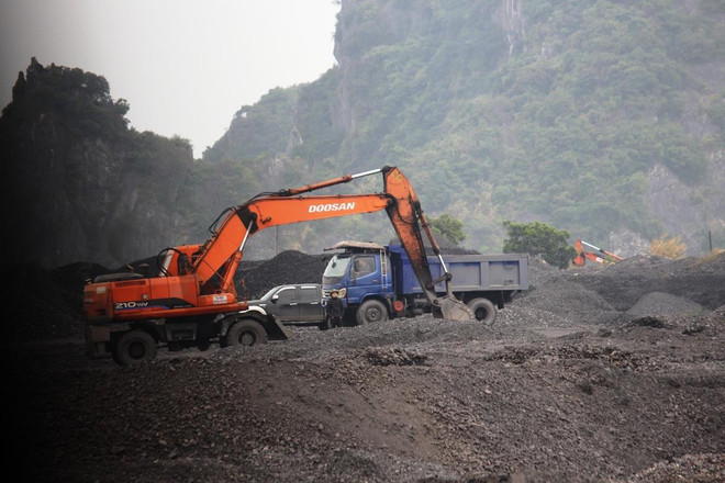 Hoạt động bốc xúc, tuyển rửa tại bãi xít. (Ảnh: P.V/Vietnam+) Bài 5: Lộ diện những ‘bà trùm’ sở hữu bãi xít than lớn nhất Quảng Ninh ảnh 8