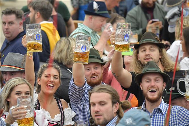 Lễ hội bia Oktoberfest Đức được tổ chức lại sau 2 năm tạm dừng ảnh 1