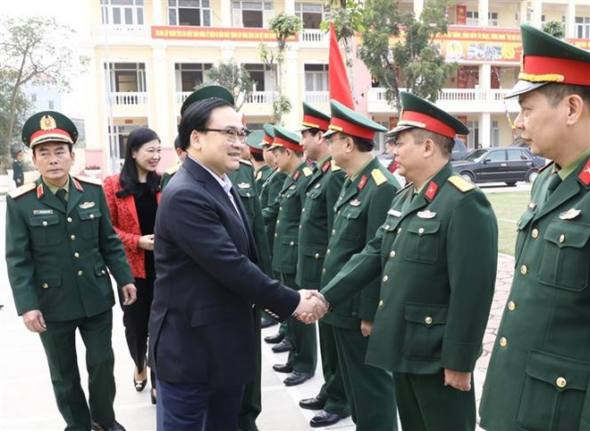 Lãnh đạo Hà Nội thăm, chúc Tết đơn vị công an, quân đội và các giáo xứ ảnh 1