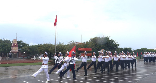 Hành trình đặc biệt của lá cờ Tổ quốc quay trở lại Trường Sa ảnh 1