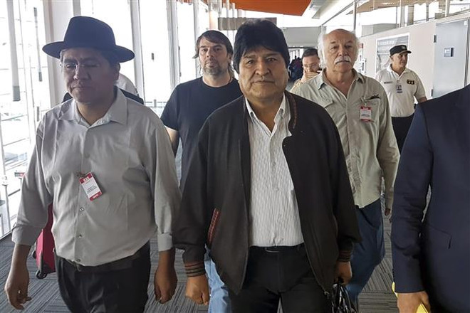 Cựu Tổng thống Bolivia Evo Morales (giữa) tới sân bay Ezeiza ở Buenos Aires, Argentina, ngày 12/12/2019. (Ảnh: AFP/ TTXVN) Chính phủ tạm quyền Bolivia điều tra tham nhũng 600 quan chức cũ ảnh 1