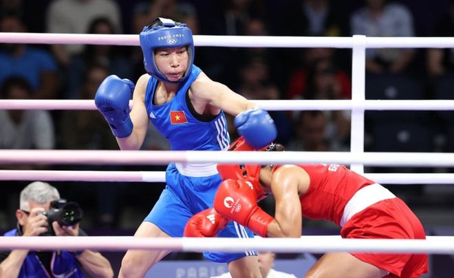 Võ sỹ boxing Hà Thị Linh thực hiện cú phản đòn bằng tay trái trước đối thủ Feofaaki Epenisa. (Ảnh: Hoàng Linh/TTXVN) ttxvn olympic_2024_vo_sy_boxing_ha_thi_linh_thang_ap_dao4.jpg