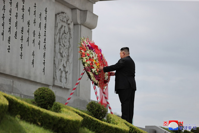 Nhà lãnh đạo Triều Tiên Kim Jong Un thăm Tháp Hữu nghị ở Bình Nhưỡng ngày 26/7/2024. (Ảnh: Yonhap/TTXVN) ttxvn_trieu_tien_ky_niem_71_nam_ket_thuc_chien_tranh_giua_hai_mien_trieu_tien2.jpg