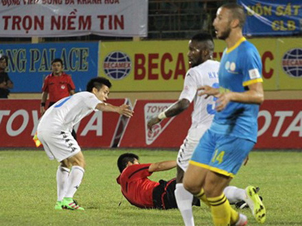 Văn Quyết bị đình chỉ thi đấu 5 trận, nộp phạt 15 triệu đồng ảnh 1