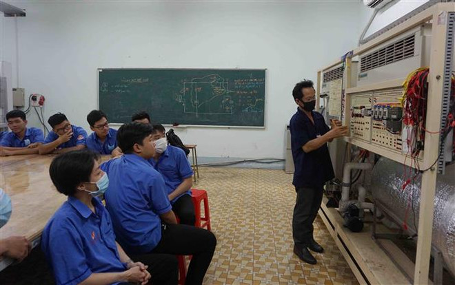 Học sinh trường Cao đẳng Lý Tự Trọng Thành phố Hồ Chí Minh trong giờ thực hành tại xưởng hệ thống điều hòa không khí. (Ảnh: Thu Hoài/TTXVN) Tốt nghiệp THCS: Còn nhiều con đường để học sinh sau lớp 9 lựa chọn ảnh 2