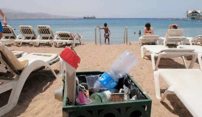 Thành phố đầu tiên của Israel cấm đồ nhựa dùng một lần tại bãi biển ảnh 1