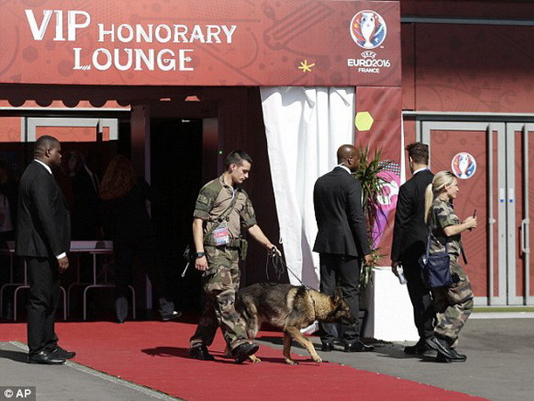 Cho nổ túi đồ nghi đựng bom ngay sát xe chở đội tuyển Pháp ảnh 1