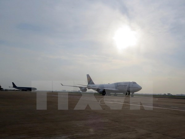 Sửa chữa xong hư hỏng đường băng sân bay Tân Sơn Nhất bị sét đánh ảnh 1