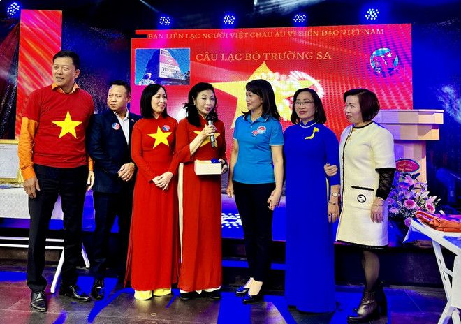 ttxvn_cau lac bo truong sa tai duc (2).jpg