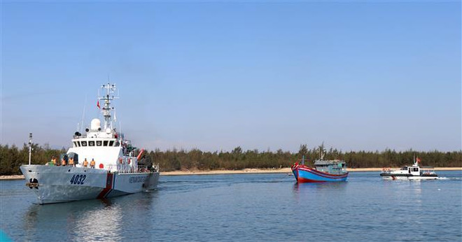 Cứu hộ tàu cá gặp nạn trên vùng biển quần đảo Trường Sa ảnh 1