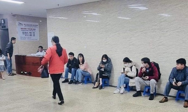 Hà Nội: Người dân xếp hàng nộp hồ sơ mua nhà ở xã hội Trung Văn ảnh 1