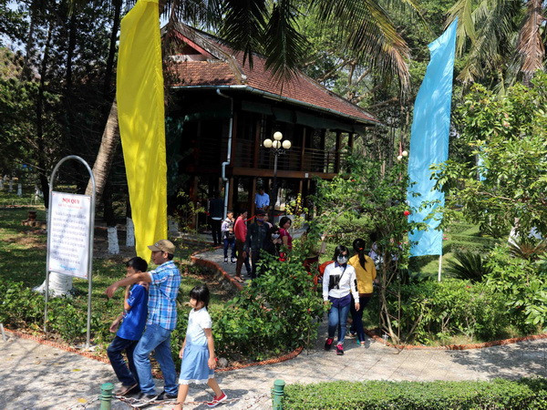 3.500 lượt khách đến Khu tưởng niệm Bác Hồ tại Cà Mau trong 2 ngày ảnh 1