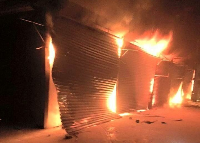 Đám cháy thiêu rụi 5 kiốt trong chợ mới thị trấn Mường Khương ảnh 1