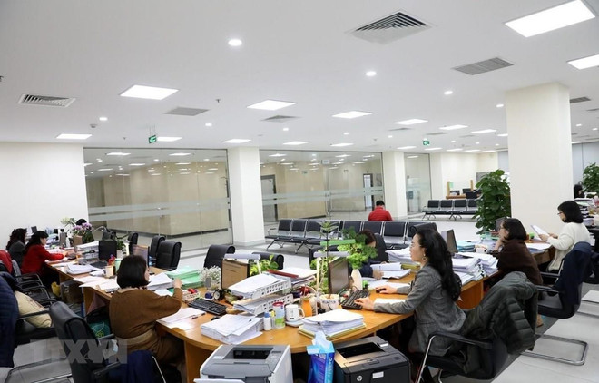 Hoạt động nghiệp vụ kế toán kiểm soát chi tại Kho bạc Nhà nước Hà Nội. (Ảnh: Phạm Hậu/TTXVN) Bộ trưởng Nội vụ: Xây bộ máy hành chính nhà nước thật sự trong sạch ảnh 1