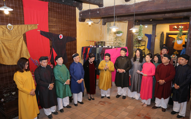 Quang cảnh lễ khai trương trưng bày áo dài ngũ thân truyền thống. (Ảnh: Hoàng Hiếu/TTXVN) Tôn vinh giá trị văn hóa Việt: Đưa áo dài ngũ thân về bản sắc vốn có ảnh 2