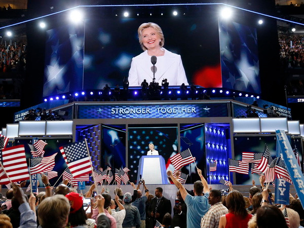 Bầu cử Mỹ: Bà Clinton dẫn trước ông Trump ở các bang còn do dự ảnh 1