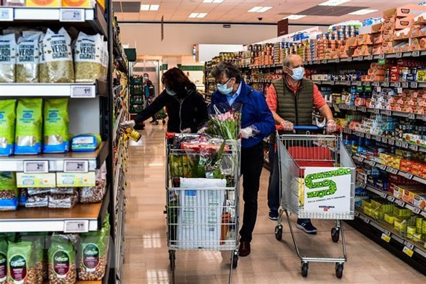 Người dân mua hàng trong siêu thị tại Milan, Italy. (Ảnh: AFP/TTXVN) Các nhà kinh tế ECB nâng dự báo về mức lạm phát ở Eurozone ảnh 1
