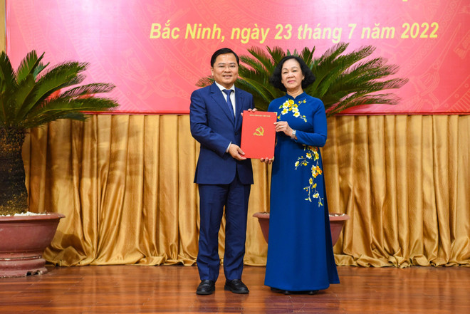 Ủy viên Bộ Chính trị, Bí thư Trung ương Đảng, Trưởng Ban Tổ chức Trung ương Trương Thị Mai trao Quyết định cho tân Bí thư Tỉnh ủy Bắc Ninh Nguyễn Anh Tuấn. (Ảnh: Thanh Thương/TTXVN) Ông Nguyễn Anh Tuấn được phân công làm Bí thư Tỉnh ủy Bắc Ninh ảnh 1