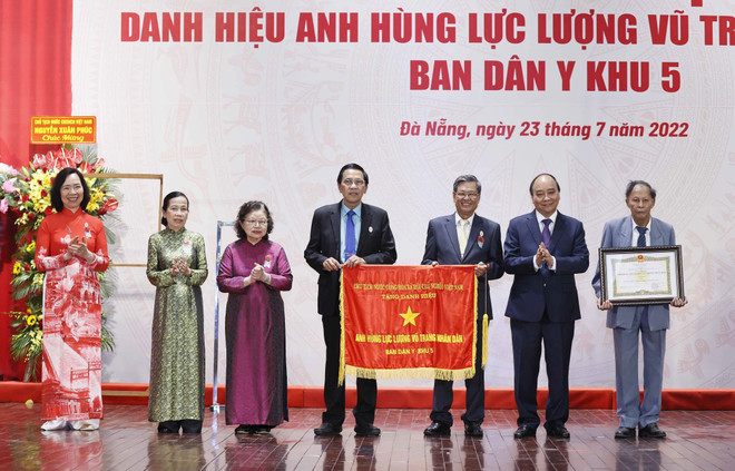 Chủ tịch nước trao danh hiệu Anh hùng LLVTND cho Ban Dân y Khu 5 ảnh 1