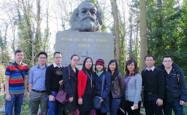 Dâng hoa tưởng niệm Karl Marx ở thủ đô London ảnh 1