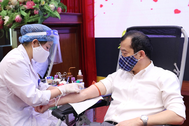 Bộ trưởng Trần Hồng Hà và cộng sự hiến máu tình nguyện trong mùa dịch ảnh 5