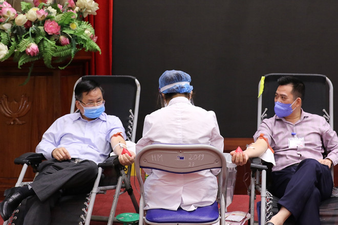 Bộ trưởng Trần Hồng Hà và cộng sự hiến máu tình nguyện trong mùa dịch ảnh 4