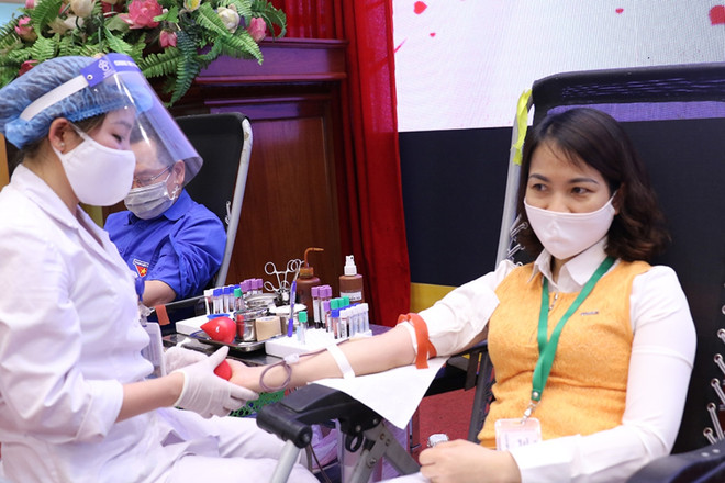 Bộ trưởng Trần Hồng Hà và cộng sự hiến máu tình nguyện trong mùa dịch ảnh 6
