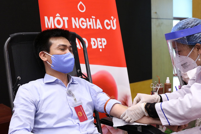 Bộ trưởng Trần Hồng Hà và cộng sự hiến máu tình nguyện trong mùa dịch ảnh 7