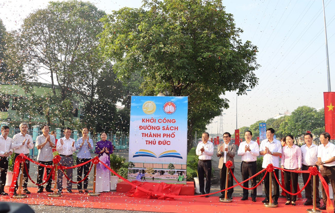 Các đại biểu thực hiện nghi thức khởi công Đường sách thành phố Thủ Đức. (Ảnh: Thu Hoài/TTXVN) Thành phố Hồ Chí Minh: Khởi công Đường sách thành phố Thủ Đức ảnh 1