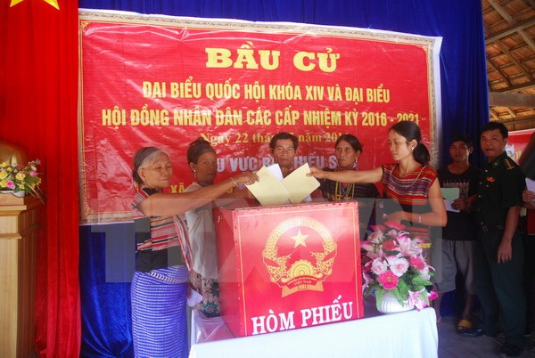 Đồng bào các dân tộc xã Bờ Y, huyện Ngọc Hồi tỉnh Kon Tum hăng hái đi bầu cử. (Ảnh: Viết Tôn/TTXVN) Sự kiện trong nước 6-12/6: Du khách Anh tử nạn khi chinh phục Fansipan ảnh 1