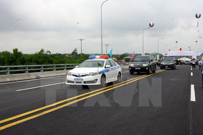 Dự án cầu Vĩnh Thịnh vượt sông Hồng, nối thị xã Sơn Tây của Hà Nội) với huyện Vĩnh Tường, tỉnh Vĩnh Phúc sử dụng vốn vay ODA của Hàn Quốc. (Ảnh: Huy Hùng/TTXVN) Sự kiện trong nước 6-12/6: Du khách Anh tử nạn khi chinh phục Fansipan ảnh 5