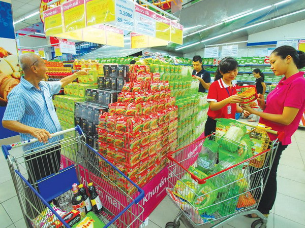 TP.HCM: Các nhà bán lẻ “chạy đua” khuyến mãi kích cầu tiêu dùng ảnh 1