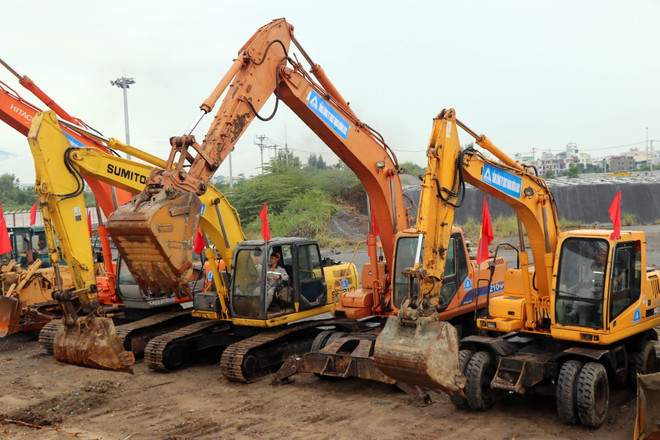 Nhà thầu thi công Dự án mở rộng sân đỗ máy bay về phía bắc Cảng hàng không quốc tế Đà Nẵng. (Ảnh: Nguyễn Sơn/TTXVN) Khởi công Dự án mở rộng sân đỗ máy bay Cảng hàng không quốc tế Đà Nẵng ảnh 3