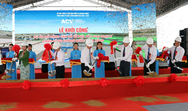 Các đại biểu động thổ khởi công Dự án. (Ảnh: Nguyễn Sơn/TTXVN) Khởi công Dự án mở rộng sân đỗ máy bay Cảng hàng không quốc tế Đà Nẵng ảnh 1