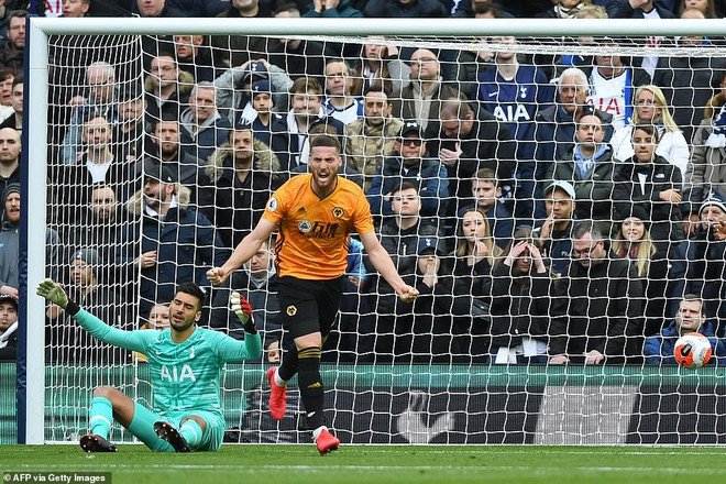 Premier League: VAR 'cứu' Manchester United, Tottenham thua ngược ảnh 2