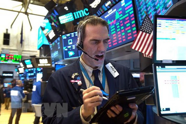 Hoạt động tại sàn giao dịch chứng khoán New York, Mỹ. (Ảnh: AFP/TTXVN) Phố Wall tăng điểm cuối tuần, S&P 500 xác lập mức cao kỷ lục mới ảnh 1