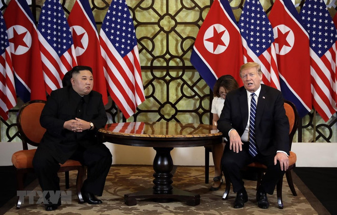 Tổng thống Mỹ Donald Trump (phải) và Chủ tịch Triều Tiên Kim Jong-un trong cuộc gặp riêng tại Hội nghị thượng đỉnh Mỹ-Triều lần hai ở Hà Nội ngày 28/2/2019. (Ảnh: AFP/TTXVN) Tổng thống Trump không muốn cuộc gặp thượng đỉnh Mỹ-Triều trước bầu cử ảnh 1