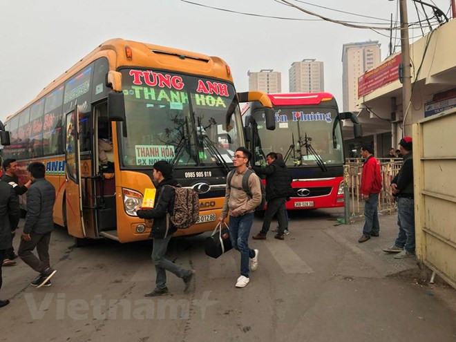 Phương tiện vận tải hành khách tại bến xe Giáp Bát. (Ảnh: Việt Hùng/Vietnam+) Bốn bến xe lớn nhất Hà Nội sẽ trở thành bãi đỗ xe từ sau năm 2020 ảnh 1