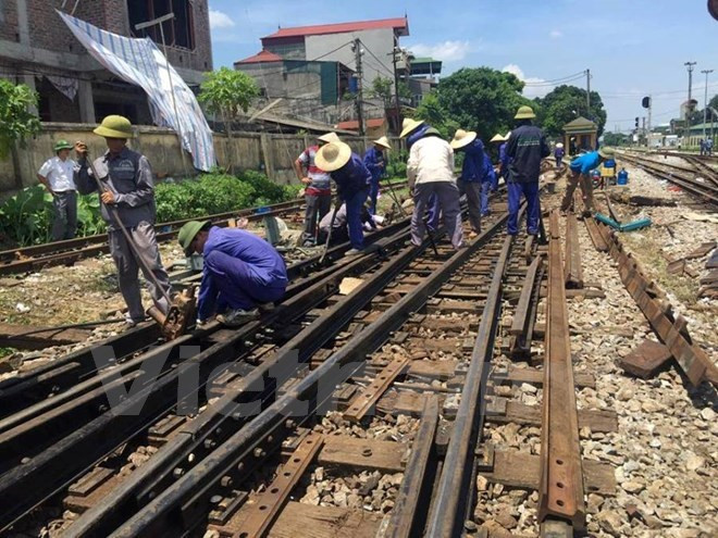Công nhân ngành đường sắt đang tiến hành sửa chữa cụm ghi tàu hỏa. (Ảnh: Việt Hùng/Vietnam+) Đường sắt: Hạ tầng đầu tư nhỏ giọt, nhà đầu tư chỉ “dòm ngó”! ảnh 2