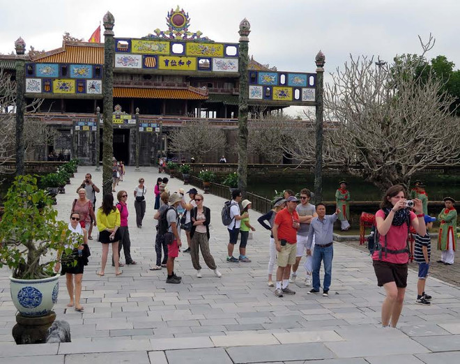 Huế trao thưởng cho hai du khách may mắn trong năm 2015 ảnh 3