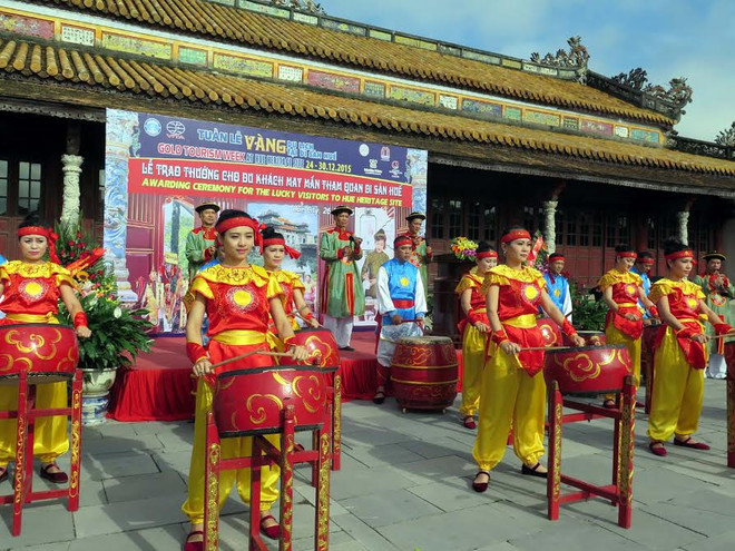 Huế trao thưởng cho hai du khách may mắn trong năm 2015 ảnh 1