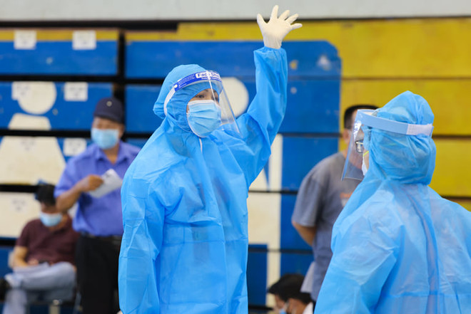 Hoa hậu H'Hen Niê làm tình nguyện viên hỗ trợ người dân tiêm vaccine ảnh 3