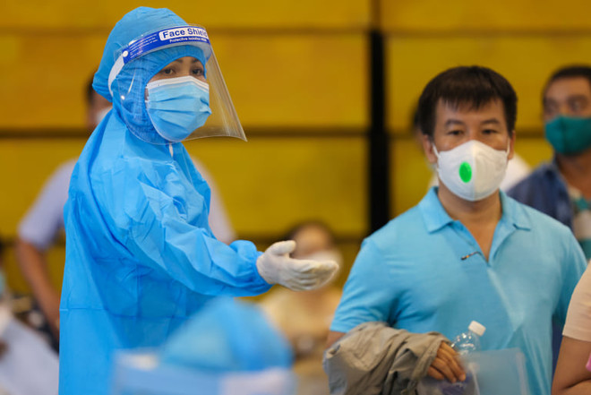 Hoa hậu H'Hen Niê làm tình nguyện viên hỗ trợ người dân tiêm vaccine ảnh 4