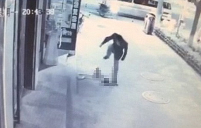 Phẫn nộ trước hình ảnh bé trai 3 tuổi liên tiếp bị giẫm đạp vào người ảnh 1