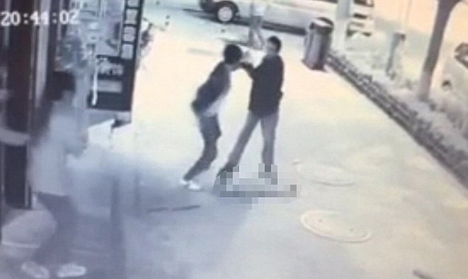 Phẫn nộ trước hình ảnh bé trai 3 tuổi liên tiếp bị giẫm đạp vào người ảnh 2