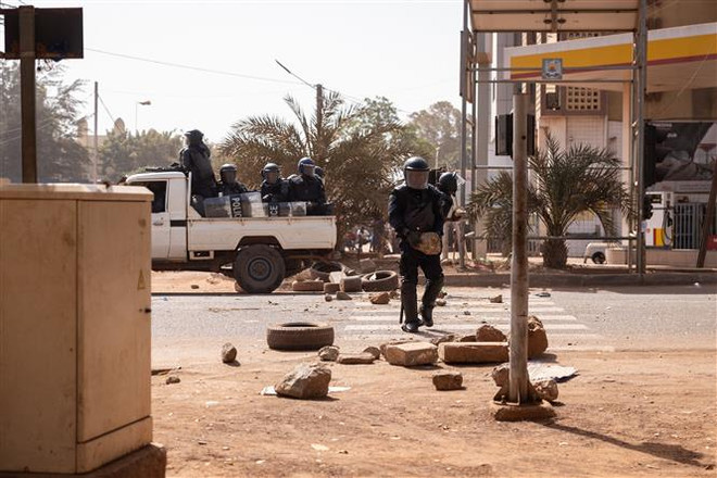Lực lượng an ninh được triển khai trên đường phố Ouagadougou, Burkina Faso, ngày 22/1/2022. (Ảnh: AFP/ TTXVN) Pháp có thể sẽ rút quân khỏi thủ đô của Burkina Faso ảnh 1