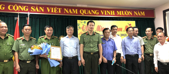 Lãnh đạo tỉnh Đồng Nai chúc mừng Công an tỉnh Đồng Nai về kết quả đấu tranh chuyên án 920G. (Ảnh: Nguyễn Văn Việt/TTXVN) Triệt phá đường dây mua bán, pha chế xăng giả cực lớn tại Đồng Nai ảnh 1