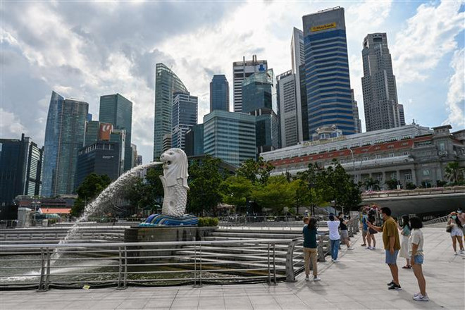 Tượng nhân sư Merlion tại Singapore. (Ảnh: AFP/TTXVN) Singapore tổ chức buổi lễ countdown sau hai năm gián đoạn ảnh 1