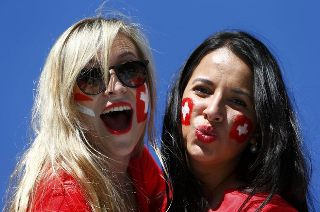 Những cổ động viên nữ quyến rũ nhất của loạt trận đêm qua ảnh 6