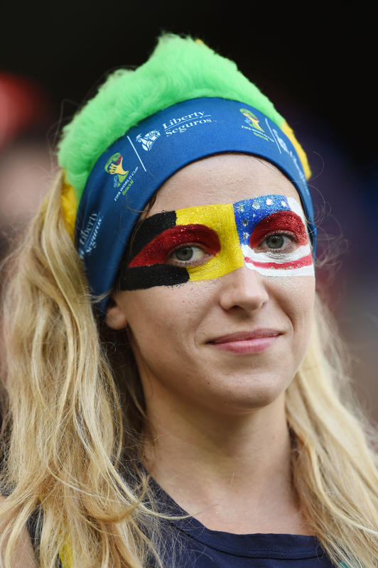 Những cổ động viên nữ quyến rũ nhất của loạt trận đêm qua ảnh 9